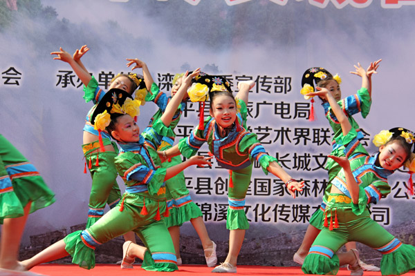 Apricot festival opens at Jinshanling section of Great Wall