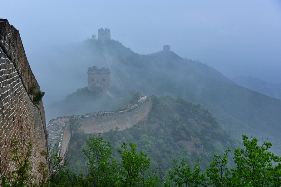 Breath-taking sea of clouds shrouds Jinshanling Great Wall