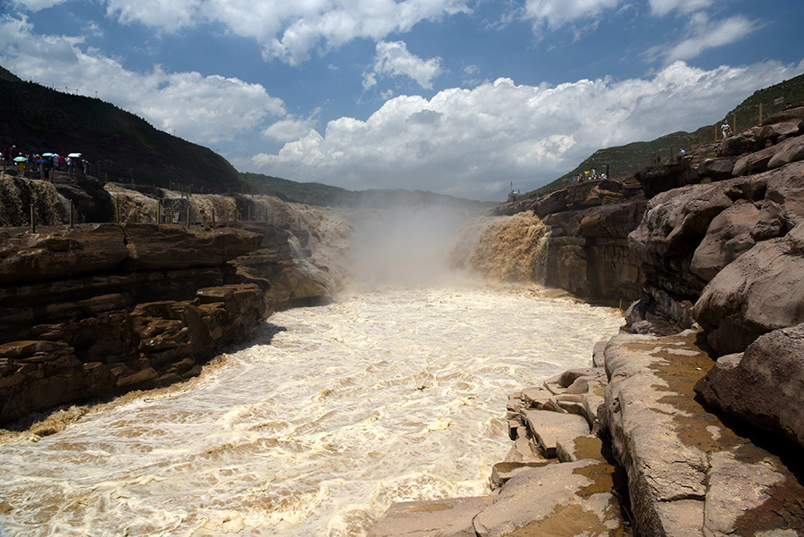 Heavy rain escalates power of Hukou falls