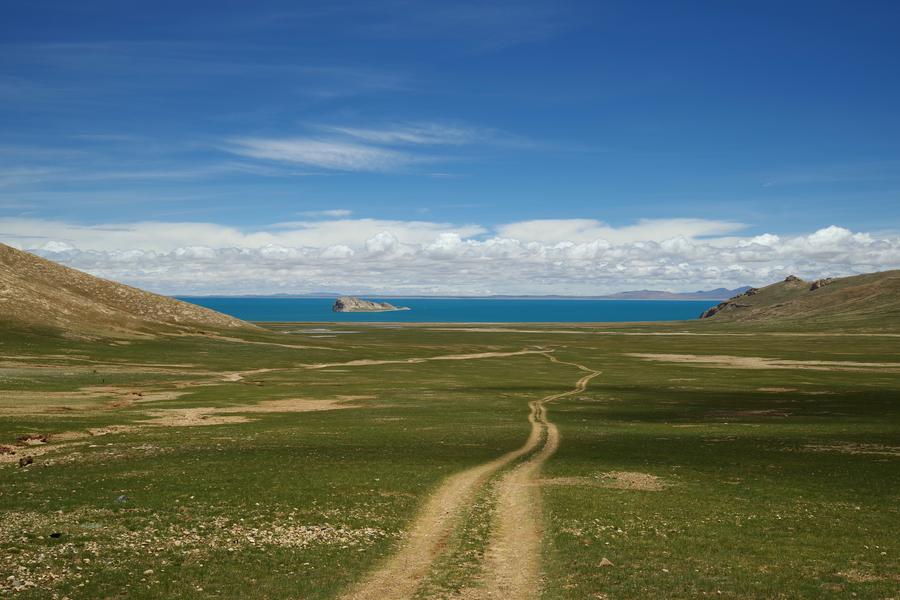 View of Serling Tso Lake in SW China's Tibet