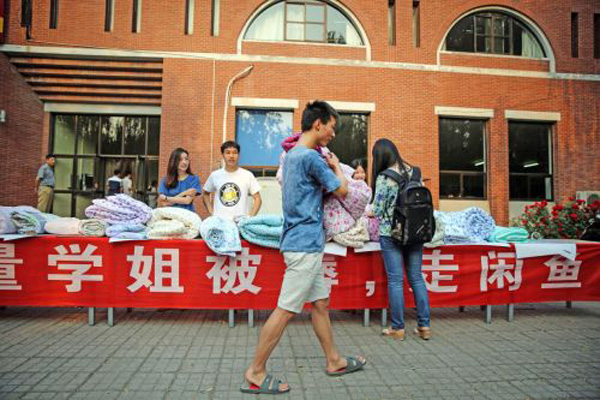 Student makes fortune selling female graduates’ quilts