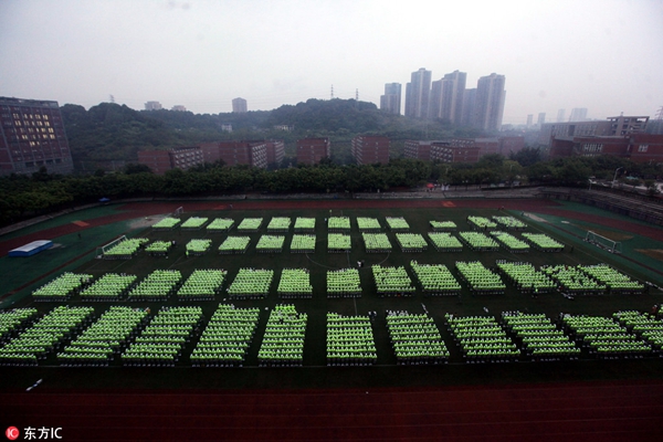 Fluorescent green clothes turn military training into 'live concert'