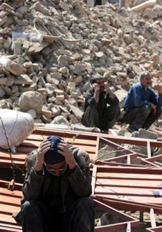 An Iranian man, puts his hands on his head as he mourns for the victims of the earthquake which devasteted village of Khalegh Ali, 300 miles (500 kilometers) southwest of the capital Tehran, Iran, Friday, March 31, 2006. [AP]