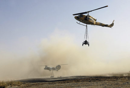 Iranian troops disembark from an army helicopter during a war game in Sistan-o Balouchestan province, southeast of Tehran, August 19, 2006. Iran on Saturday launched a series of large-scale military maneuvers aimed at introducing the country's new defensive doctrine, state-run television reported. [Reuters]