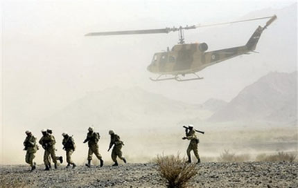 Iranian troops disembark from an army helicopter during a war game in Sistan-o Balouchestan province, southeast of Tehran, August 19, 2006. Iran on Saturday launched a series of large-scale military maneuvers aimed at introducing the country's new defensive doctrine, state-run television reported. [Reuters]