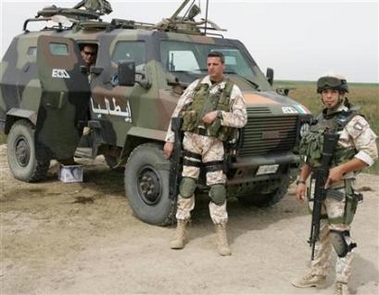 Italian soldiers stand guard at a checkpoint on the outskirts of Basra in this May 22, 2006 file photo. Italian forces ended their mission in Iraq on Thursday, handing over the southern province they patrol to Iraqis, while the United Nations said the country has become deadlier than ever. (Atef Hassan/Reuters)