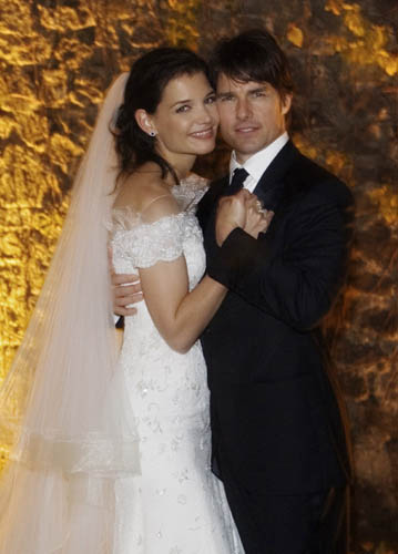 Actor Tom Cruise and Katie Holmes pose for their official wedding portrait in Lake Braccino, Italy in this photo released to Reuters November 18, 2006. 