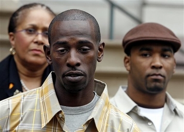 Larenzo Kindred, left, and Jean Nelson, right, who both say they witnessed last month's police shooting of Sean Bell, take turns giving brief statements during a news conference at City Hall Tuesday, Dec. 12, 2006, in New York.