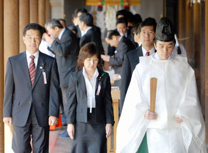 'Koizumi children' visit Yasukuni war shrine