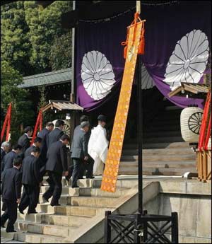 Japan's ruling LDP visit war shrine