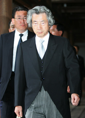 Koizumi visits war criminals-honoring shrine