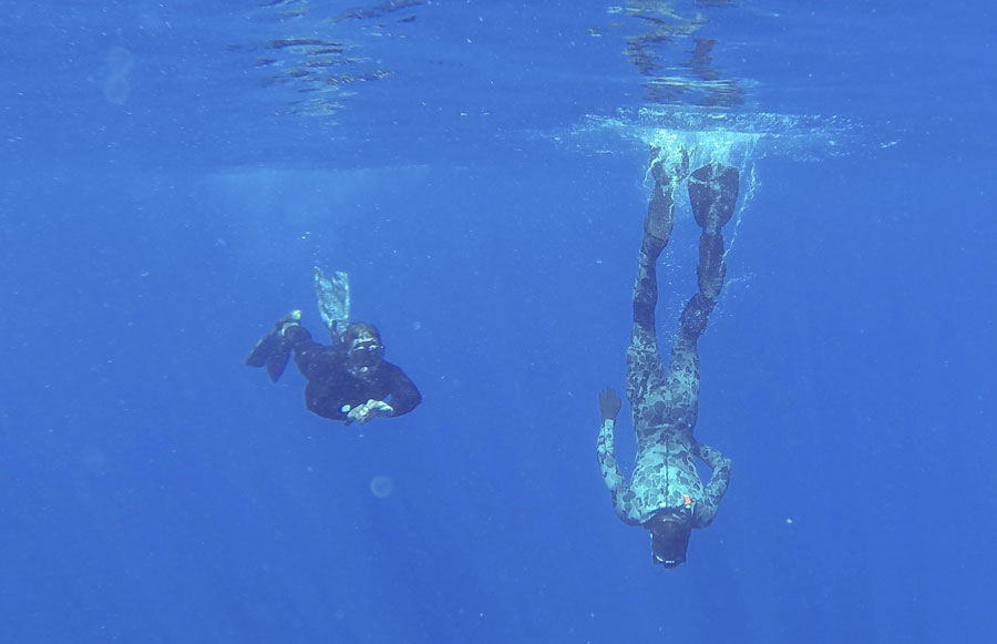 Australian divers start underwater search for MH370