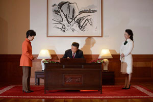 First lady Peng visits S. Korean heritage sites