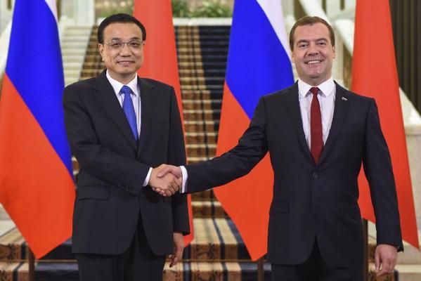 Premier Li Keqiang meets with Dmitry Medvedev in Moscow