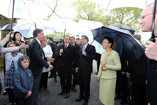 Premier, Irish PM tour dairy farm