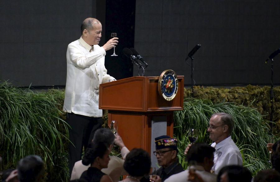 Leaders attend APEC welcome dinner