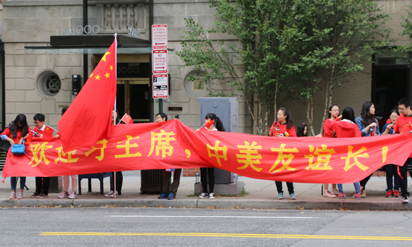 Crowds welcome China's first lady visit to the national zoo