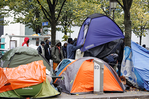 Police swoop on Paris migrant camp after Calais Jungle clearout