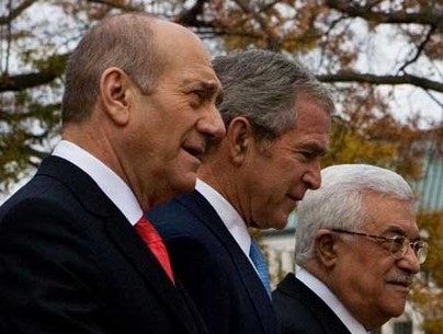 U.S. President George W. Bush (C) Israel's Prime Minister Ehud Olmert (L) and Palestinian Authority President Mahmoud Abbas pose for photos during the Mideast peace conference，in Annapolis, Maryland of the U.S.A., Nov. 28, 2007.