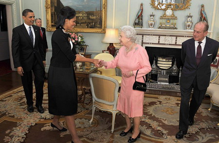 Michelle Obama charms queen away from protocol