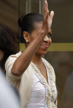 Michelle Obama wins fans in Paris