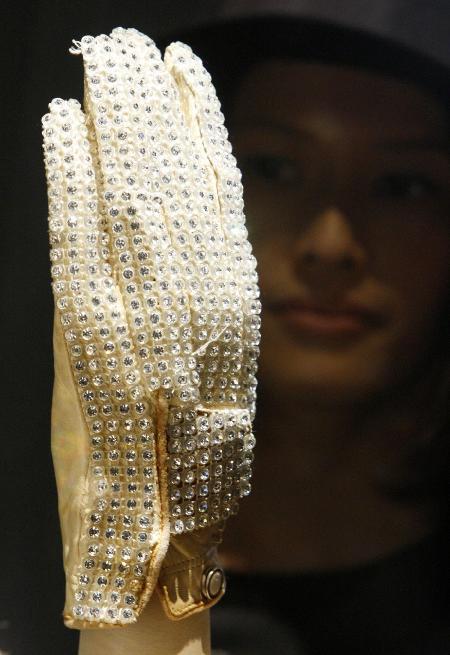 Michael Jackson's glove sells for $350,000 at auction