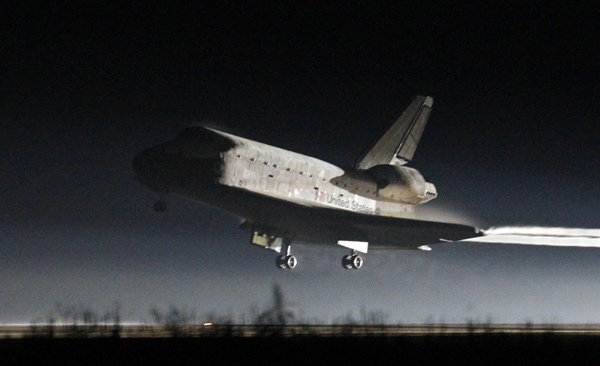 Atlantis lands at Kennedy Space Center