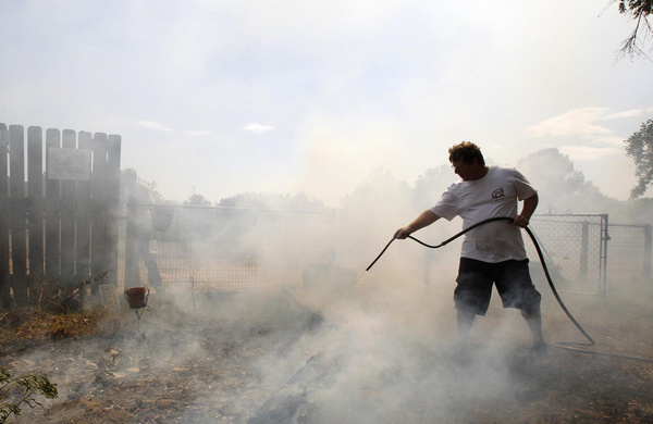 2 dead in Texas wildfires, homes destroyed