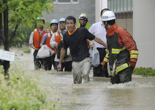 Typhoon approaches Central Japan