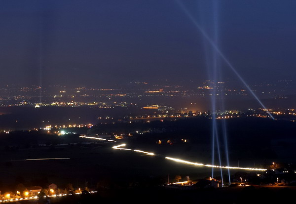 Nobel laureates doubt superluminal neutrino experiment