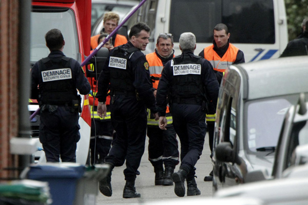 Blasts heard as French gunman siege enters 2nd day