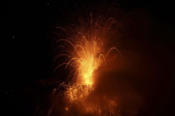 Tungurahua volcano erupts in Ecuador