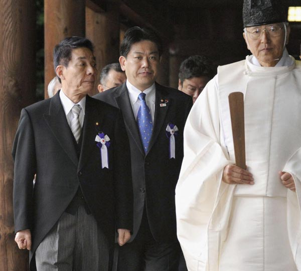 Japanese ministers visit controversial Shrine