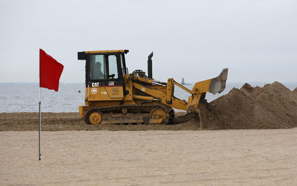 Hurricane Sandy looms over sprint to US election