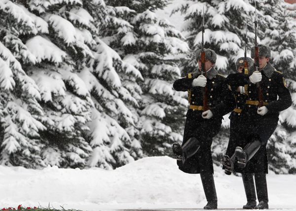 Heavy snow hits Moscow