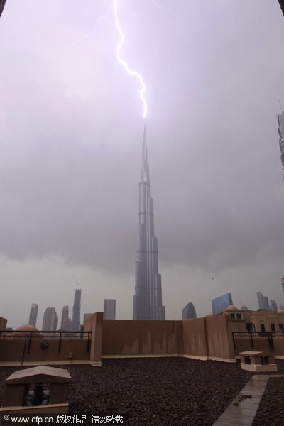 Lightning strikes world's tallest skyscraper