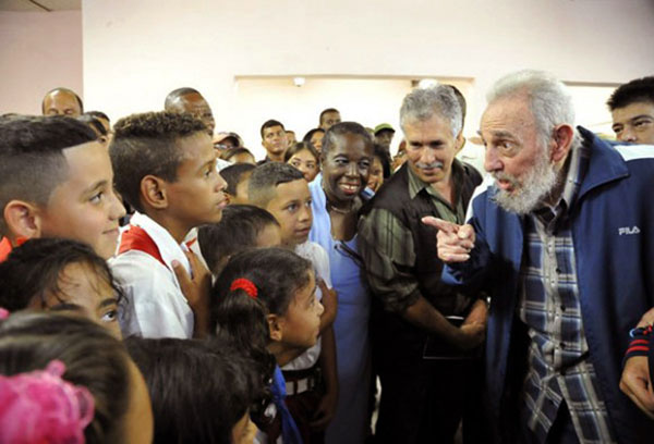 Fidel Castro makes rare public appearance