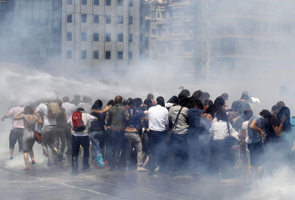 Protesters swarm Istanbul square after clashes