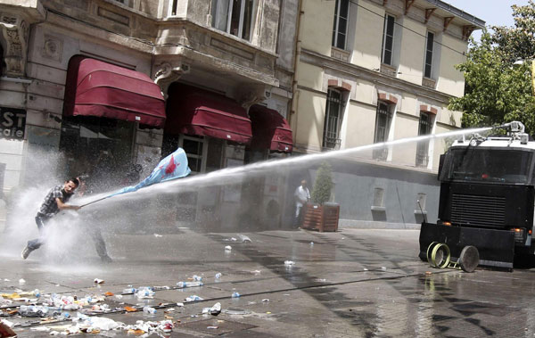 Protesters swarm Istanbul square after clashes