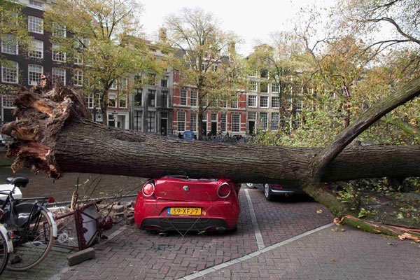 Storm wreaks havoc in S Britain, leaving 4 dead