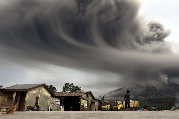 Indonesia warns flight as 2 volcanoes erupt