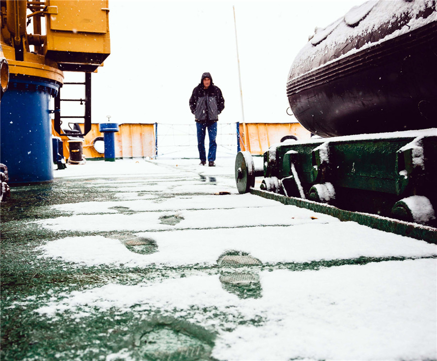 Poor weather hampers icebreaker's rescue effort