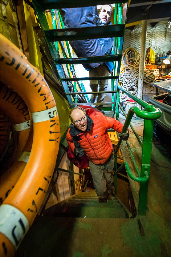 Poor weather hampers icebreaker's rescue effort