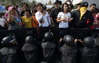 Policeman and protester killed in Bangkok clashes