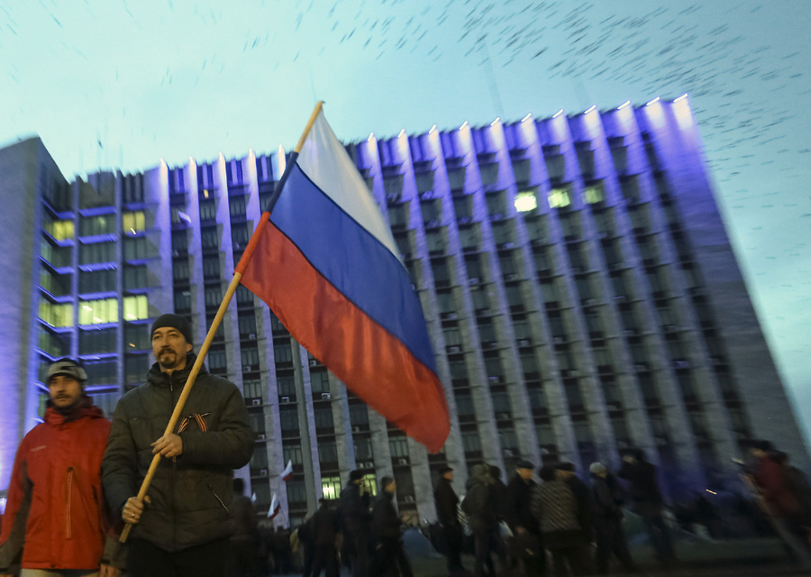 Pro-Russian demonstrators hold rally in Donetsk