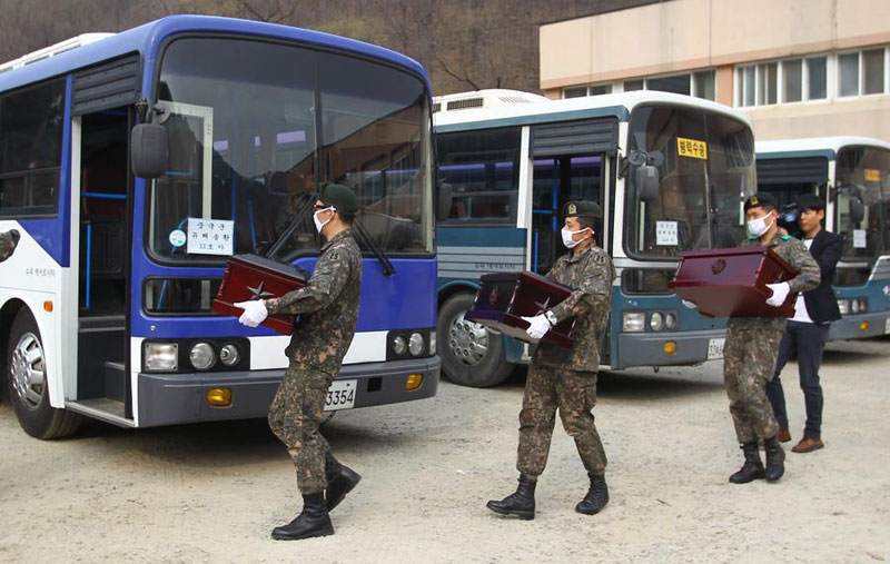 Remains of Chinese soldiers transported to Incheon Airport