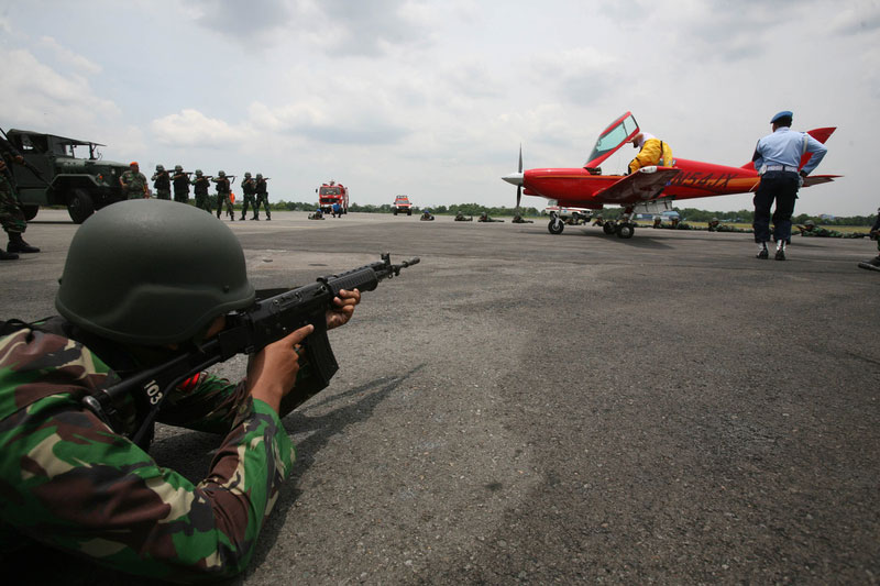 Swiss pilot forced to land by Indonesian jet fighters