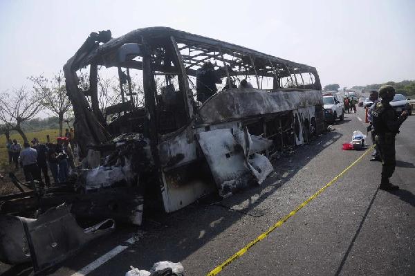 Bus hits truck on Mexico highway,36 reported dead