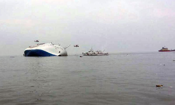 US Navy to join search for passengers missing from S. Korean ferry