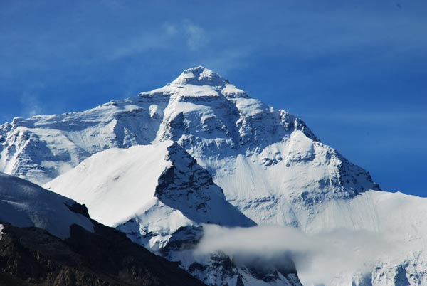 Four still missing in Mt Qomolangma avalanche